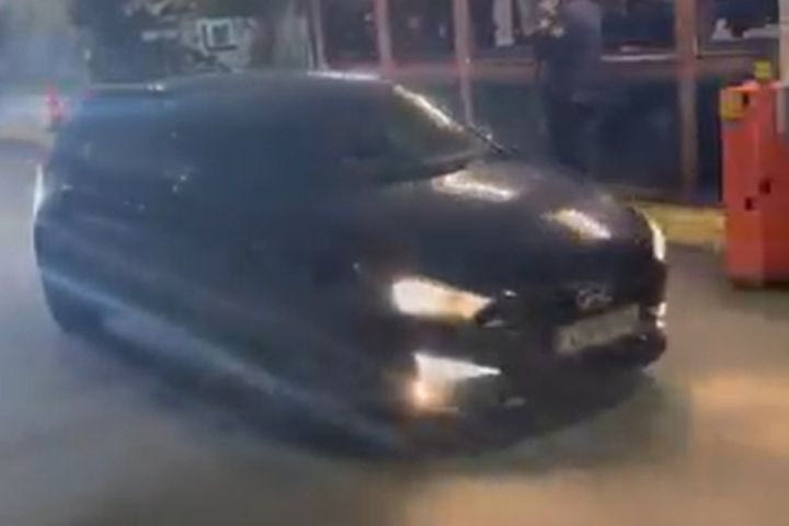 Σκάνδαλο στο μπάσκετ: Η στιγμή της αναχώρησης του Πέτρου Παπαπέτρου που κρίθηκε προφυλακιστέος