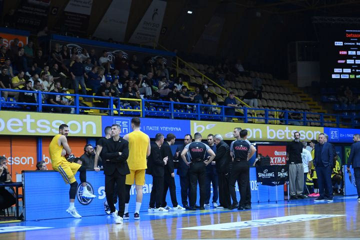 Χειροκροτήματα στο Περιστέρι μόλις εμφανίστηκε ο σωστός γιατρός: Με 50 λεπτά καθυστέρηση ξεκίνησε το ματς