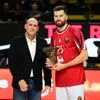 Συγκίνηση στη Sunel Arena: Βραβεύτηκε και αποθεώθηκε από τον κόσμο του Ολυμπιακού ο Άλεκ Πίτερς