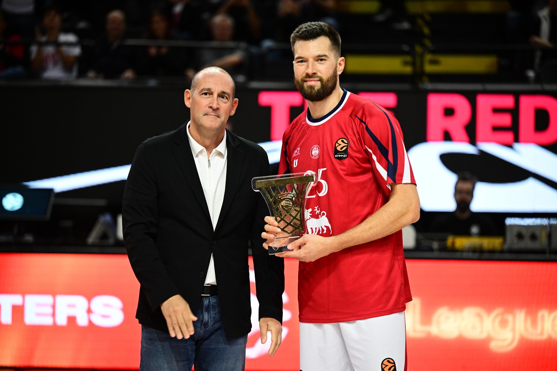 Συγκίνηση στη Sunel Arena: Βραβεύτηκε και αποθεώθηκε από τον κόσμο του Ολυμπιακού ο Άλεκ Πίτερς