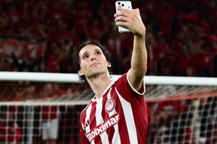 Ο Ρέτσος έβγαλε selfie με φόντο τους οπαδούς του Ολυμπιακού