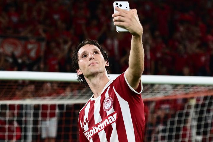 Ολυμπιακός: Ο Ρέτσος έβγαλε selfie με φόντο τους οπαδούς των ερυθρολεύκων