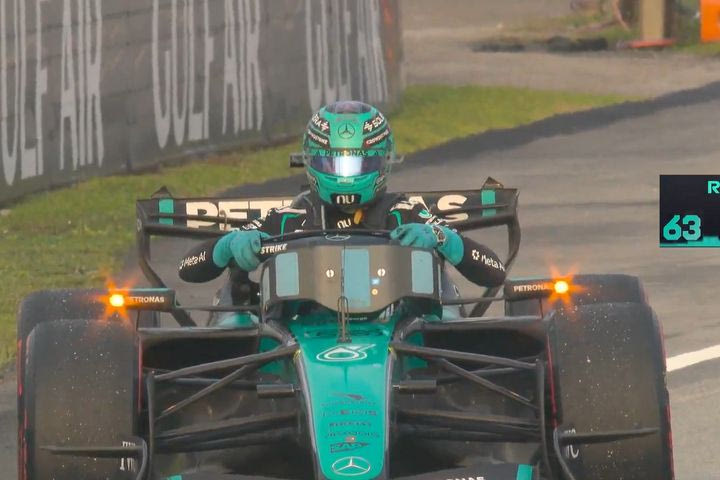 Formula 1: Εγκατέλειψε ο Ράσελ πέντε γύρους πριν από το φινάλε, πλήγμα στις βλέψεις του για τον τίτλο