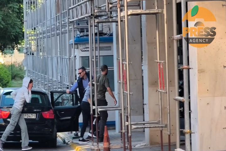 Η στιγμή της προσαγωγής της Βάσως Τσαρούχα στη ΓΑΔΑ